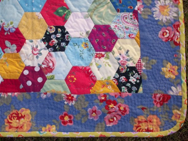 Little hexagon quilt: corner detail showing interlaced undulating lines of quilting