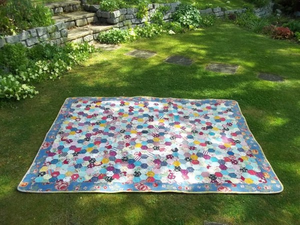 Quilt of little hexagons