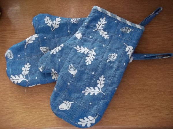 Oven gloves: outer layer linen, inner cotton batting, cotton lining