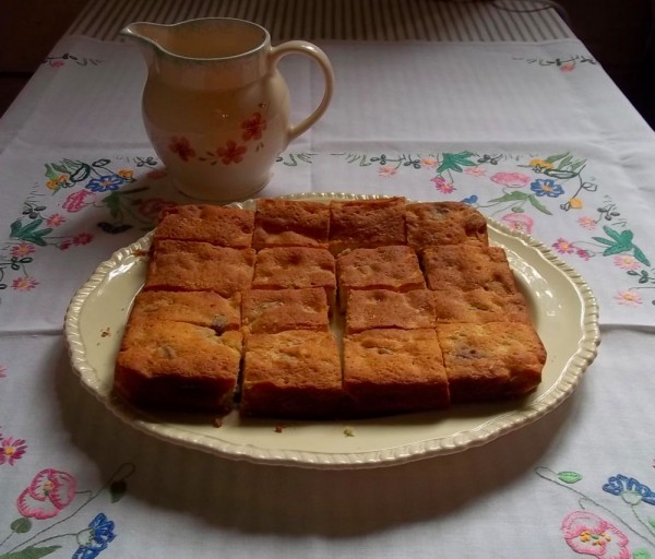 White chocolate brownies (from '1001 cupcakes, cookies & other tempting treats'  ed. Susanna Tee. Pub' Parragon Books 2009)