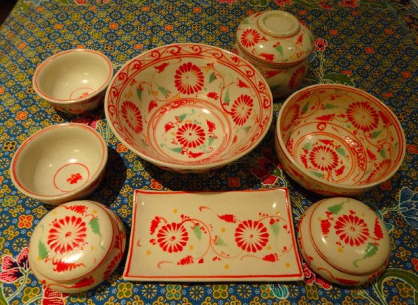 Vietnamese ceramics: coral and green hand painting