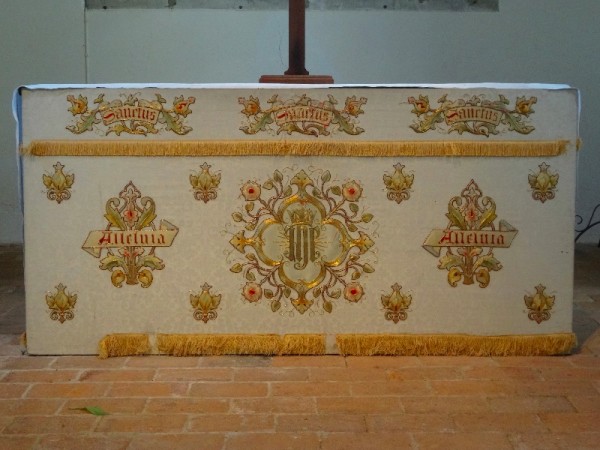 St Mary the Virgin, N. Stoke (Oxon): white altar frontal