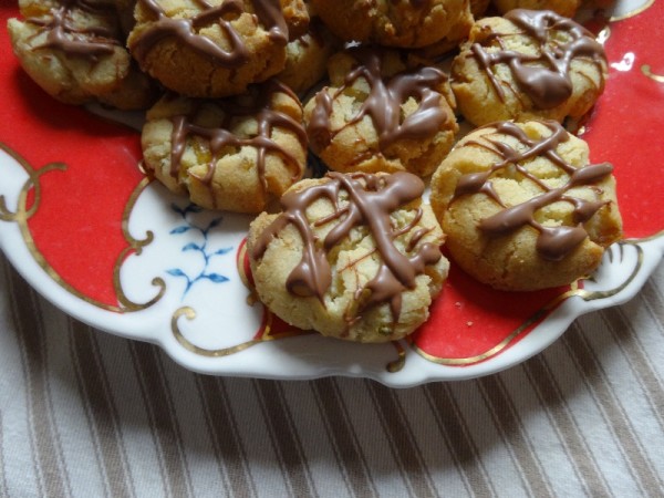 Crumbly citrus and almond biscuits with chocolate trellis