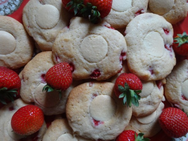 Strawberry &mascarpone biscuits with white chocolate button topping