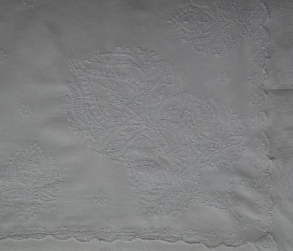 Tablecloth in chikankari work - Indian shadow work: detail of corner