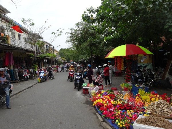 Hoi An: flowers on street corner