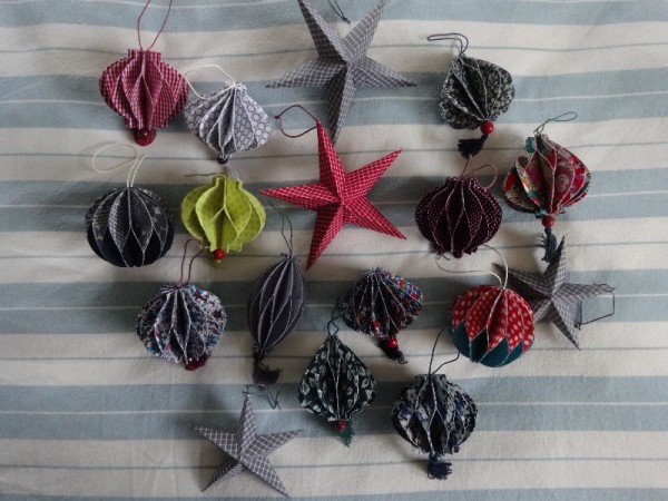 Mekong Quilts: collapsable Christmas baubles handmade  from fabric covered cardboard and fastened with magnets