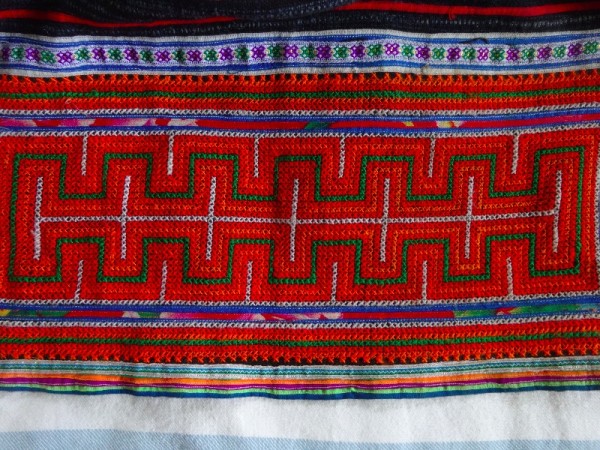 Red Mong skirt : detail of cross stitch border 