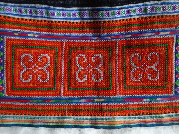 Red Mong skirt : detail of cross stitch border 
