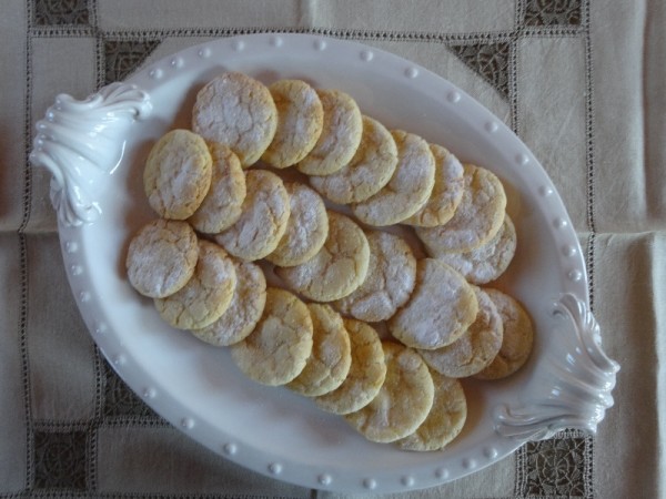 Lemon crinkle biscuits with marzipan surprise