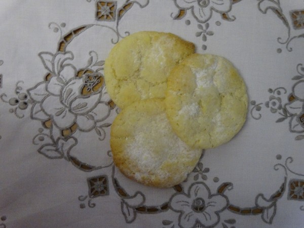 Lemon crinkle biscuits with marzipan surprise